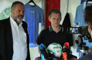 FC Helsing¯rs formand Finn Moseholm (tv) og Mitre's Key Account Manager Brian Jensen.