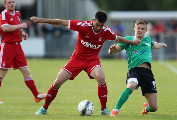 FOOTBALL: Roger Riera (Nottingham Forest) is challenged by Andr Riel (FC Helsing¿r) during the pre-season match between FC Helsing¿r and Nottingham Forest at Helsing¿r Stadion on July 14, 2015 in Helsing¿r, Denmark. Photo: Claus Birch / ClausBirch.dk