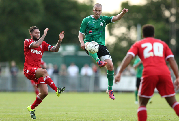 FOOTBALL: Klaus Lykke (FC Helsing¿r) is challenged by /Henri Lansbury (Nottingham Forest) during the pre-season match between FC Helsing¿r and Nottingham Forest at Helsing¿r Stadion on July 14, 2015 in Helsing¿r, Denmark. Photo: Claus Birch / ClausBirch.dk