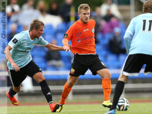 FODBOLD: Dennis Borup (BSV) forsøger at bremse Mads Laudrup (FC Helsingør) under kampen i 2. Division Øst mellem BSV og FC Helsingør den 16. august 2014 på Rundforbi Stadion. Foto: Claus Birch