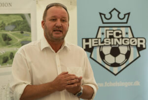 FODBOLD: Sportschef Johnni M. Christensen taler ved sponsorarrangement før kampen i 2. Division Øst mellem FC Helsingør og Nykøbing FC den 13. juni 2015 på Helsingør Stadion. Foto: Claus Birch