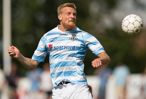 FODBOLD: Andreas Holm (FC Helsingør) header væk under kampen i Bet25 Ligaen mellem FC Helsingør og Skive IK den 23. august 2015 på Helsingør Stadion. Foto: Claus Birch