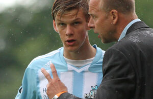 CheftrÊner Benny Gall (FC Helsing¯r) instruerer Kasper Enghardt.