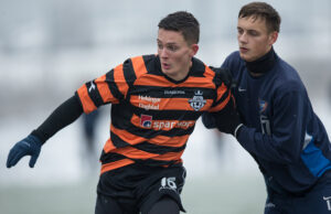 FODBOLD: Anders Junge (FC Helsingør) i kamp med Andreas Kaltoft (B.93), under træningskampen mellem B.93 og FC Helsingør den 16. januar 2016 på Ryparken Idrætsanlæg. Foto: Claus Birch