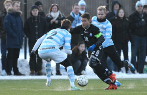 FODBOLD: Rasmus Festersen (OB) mellem Kasper Enghardt og Mikkel Knudstrup (FC Helsingør) under træningskampen mellem FC Helsingør og OB den 22. januar 2016 på Hornbæk Idrætsanlæg. Foto: Claus Birch