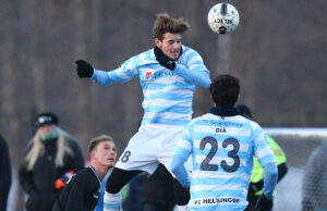 FODBOLD: Gustav Therkildsen (FC Helsingør) i luften under træningskampen mellem FC Helsingør og OB den 22. januar 2016 på Hornbæk Idrætsanlæg. Foto: Claus Birch