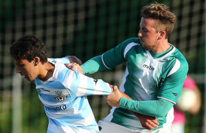 FODBOLD: Essam Salamoun (FC Helsing¿r) holdes af Mads Falck (Fredensborg) under kampen i DBU Pokalen 2. runde mellem Fredensborg BI og FC Helsing¿r 31. august 2016 p Fredensborg Stadion. Foto: Claus Birch