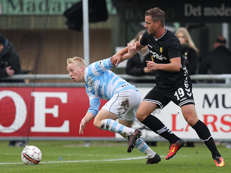 FODBOLD: Kim Aabech (AC Horsens) fors¿ger at stoppe Mads Aaquist (FC Helsing¿r) under kampen i DBU Pokalens 3. runde mellem FC Helsing¿r og AC Horsens den 26. oktober 2016 p Helsing¿r Stadion. Foto: Claus Birch