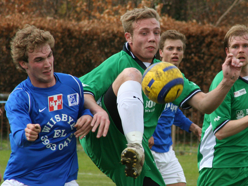 Patrick Petersen (Elite 3000) i kamp med Lyngby-spiller.